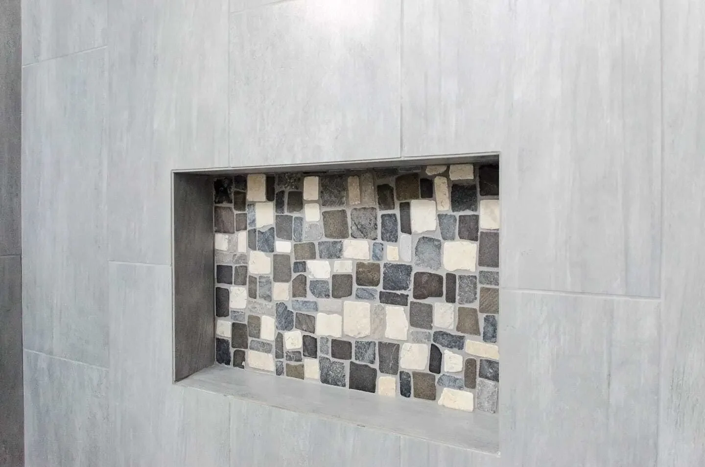 Tile niche with mosaic
