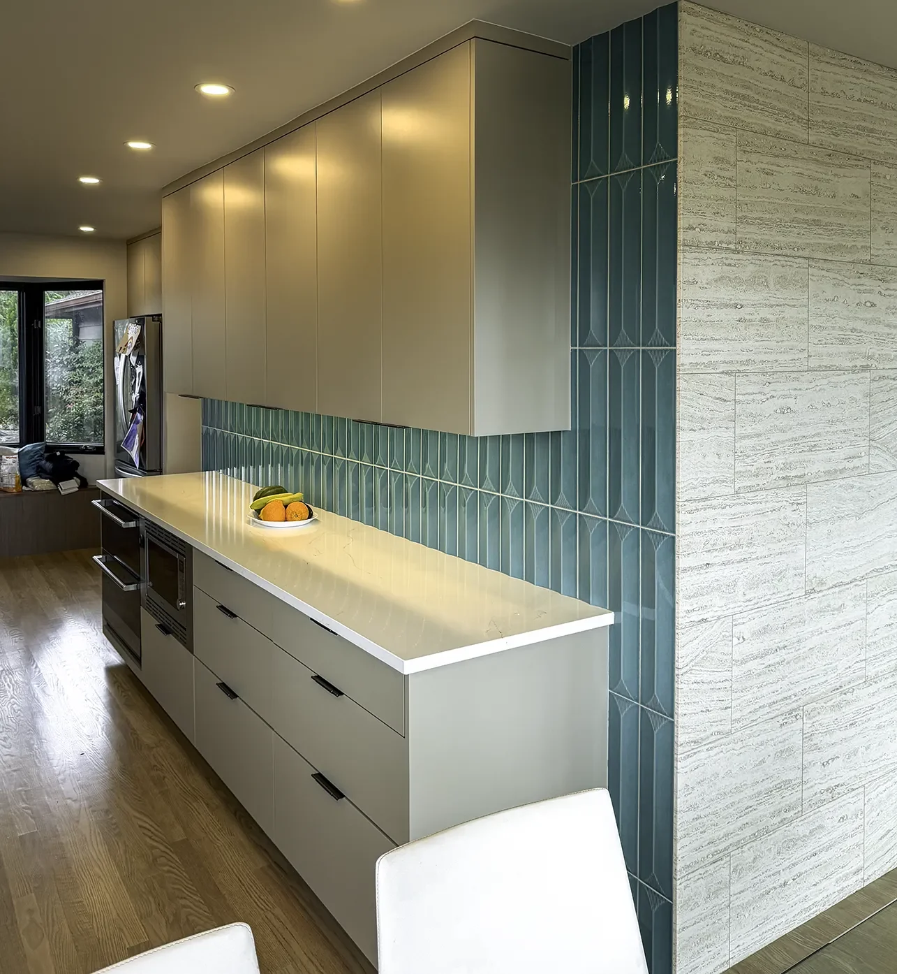 Travertine to teal-green 3D backsplash transition